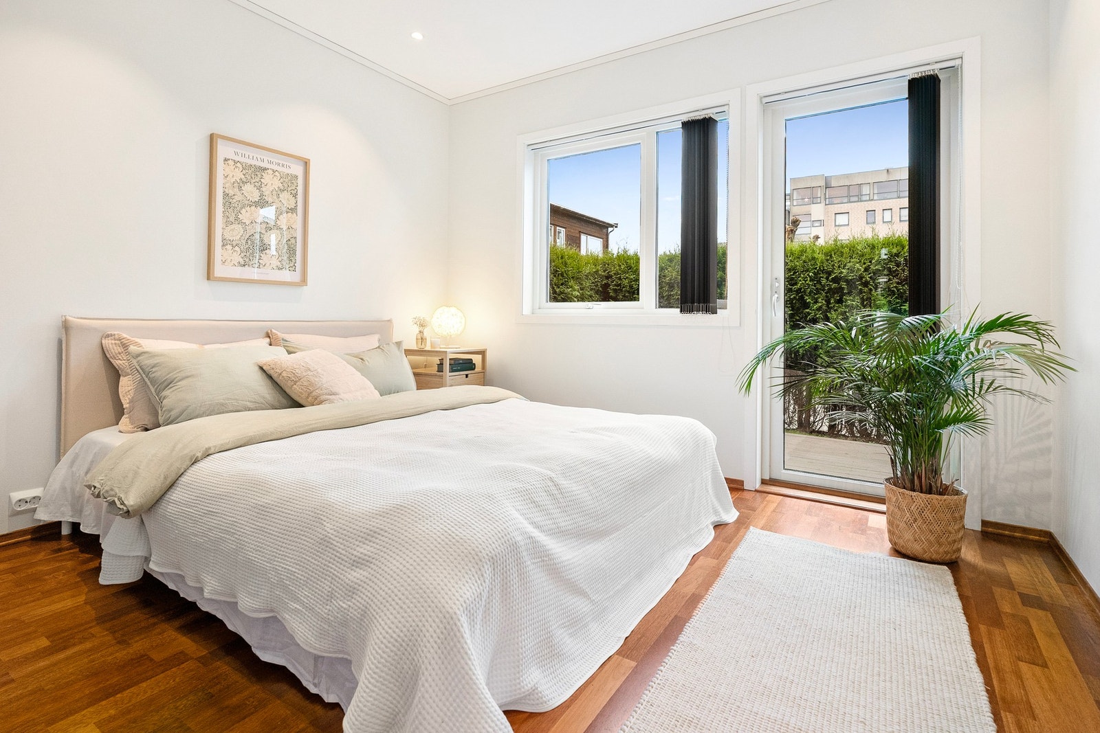 Hovedsoverommet er romslig og har utgang til terrasse. Galleribilde