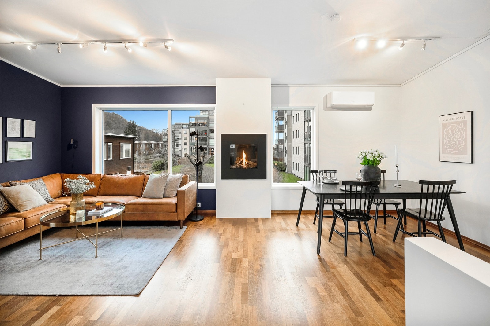 Det er store vindusflater som sikrer godt gjennomlys til etasjen Galleribilde