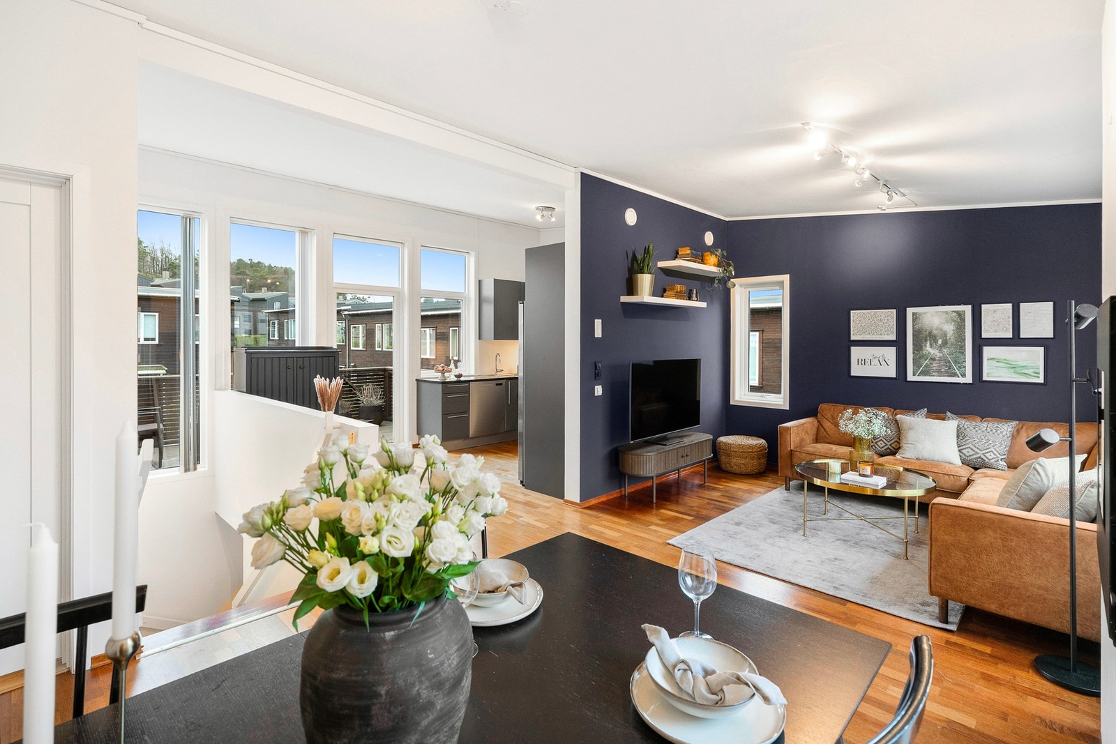 Åpen stue- og kjøkkenløsning med mulighet for å møblere i flere soner Galleribilde