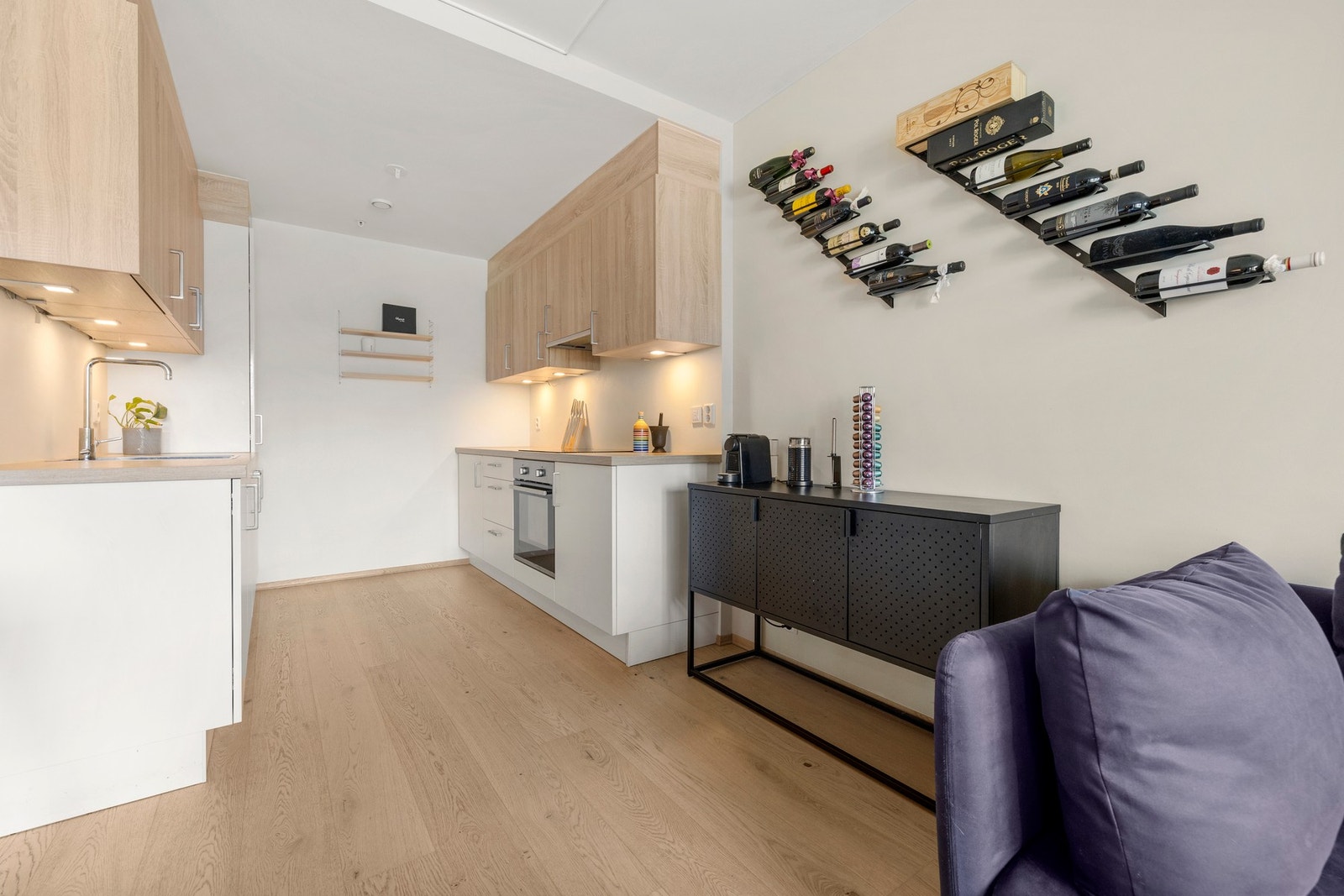 Videre er det åpen løsning mot kjøkkenet. Galleribilde