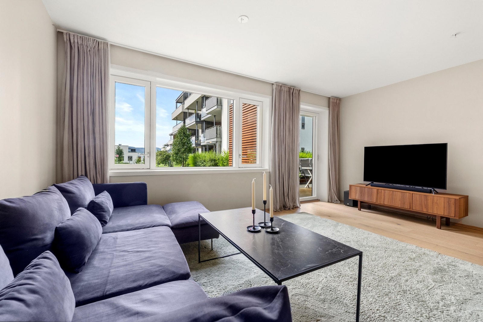 Rikelig med naturlig lysinnslipp fra store vindusflater. Galleribilde