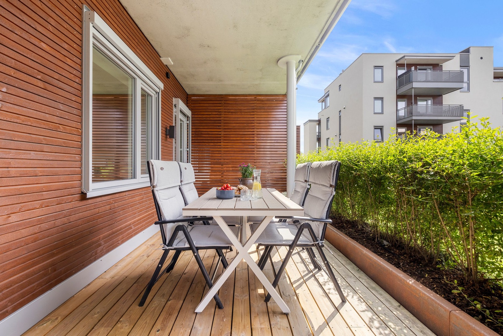 Hekken skjermer for innsyn. Galleribilde