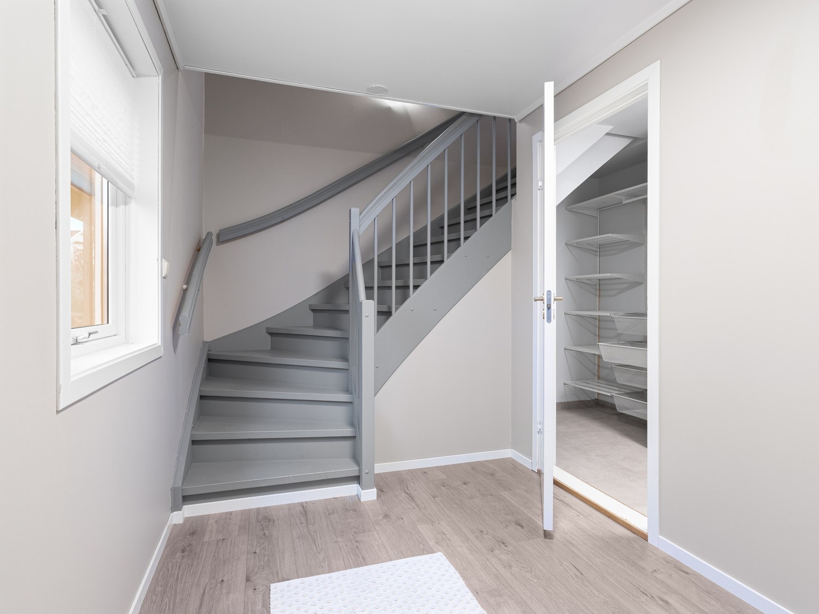 Fra gangen ha du tilgang til et praktisk vaskerom med gode lagringsmuligheter Galleribilde