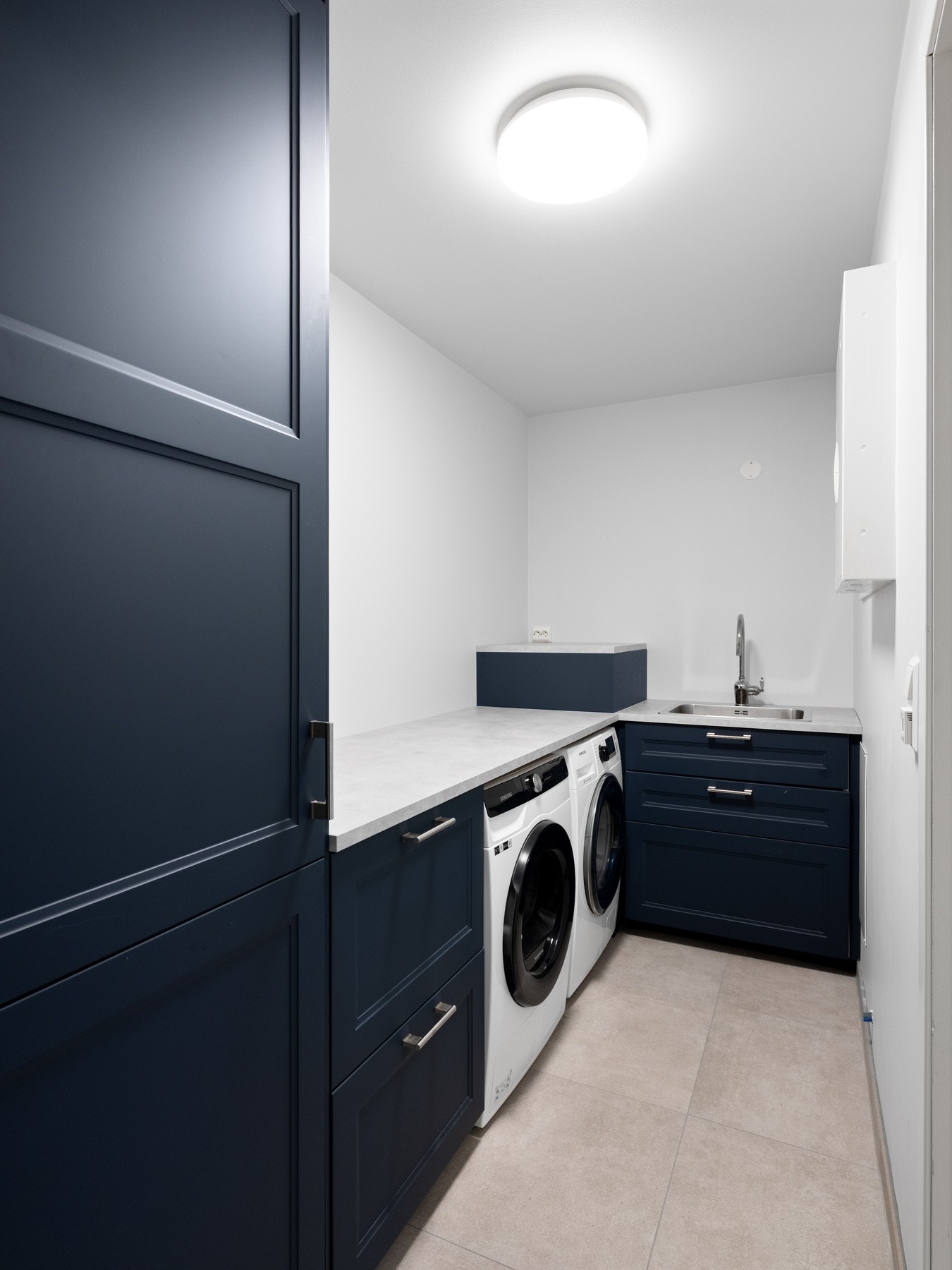 Vaskerom med innredning og vask Galleribilde