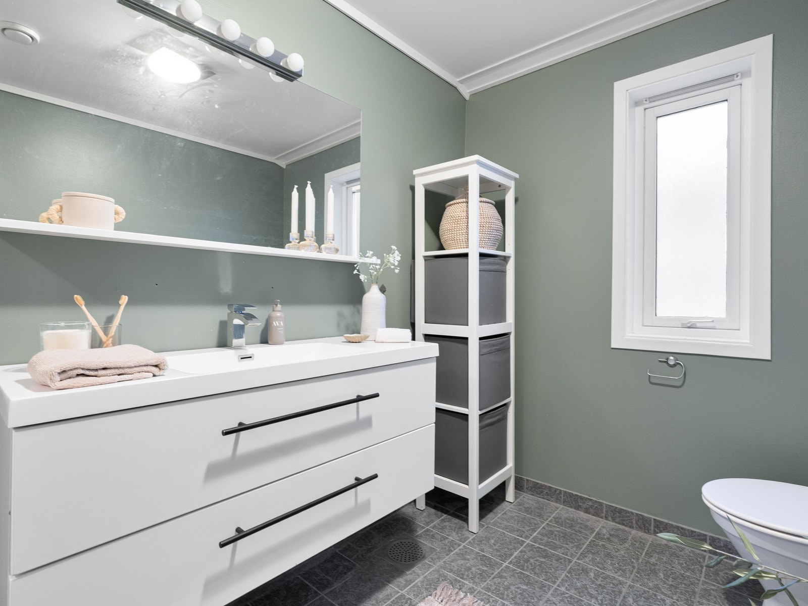 Hvit moderne baderomsinnredning med god skuffeplass Galleribilde