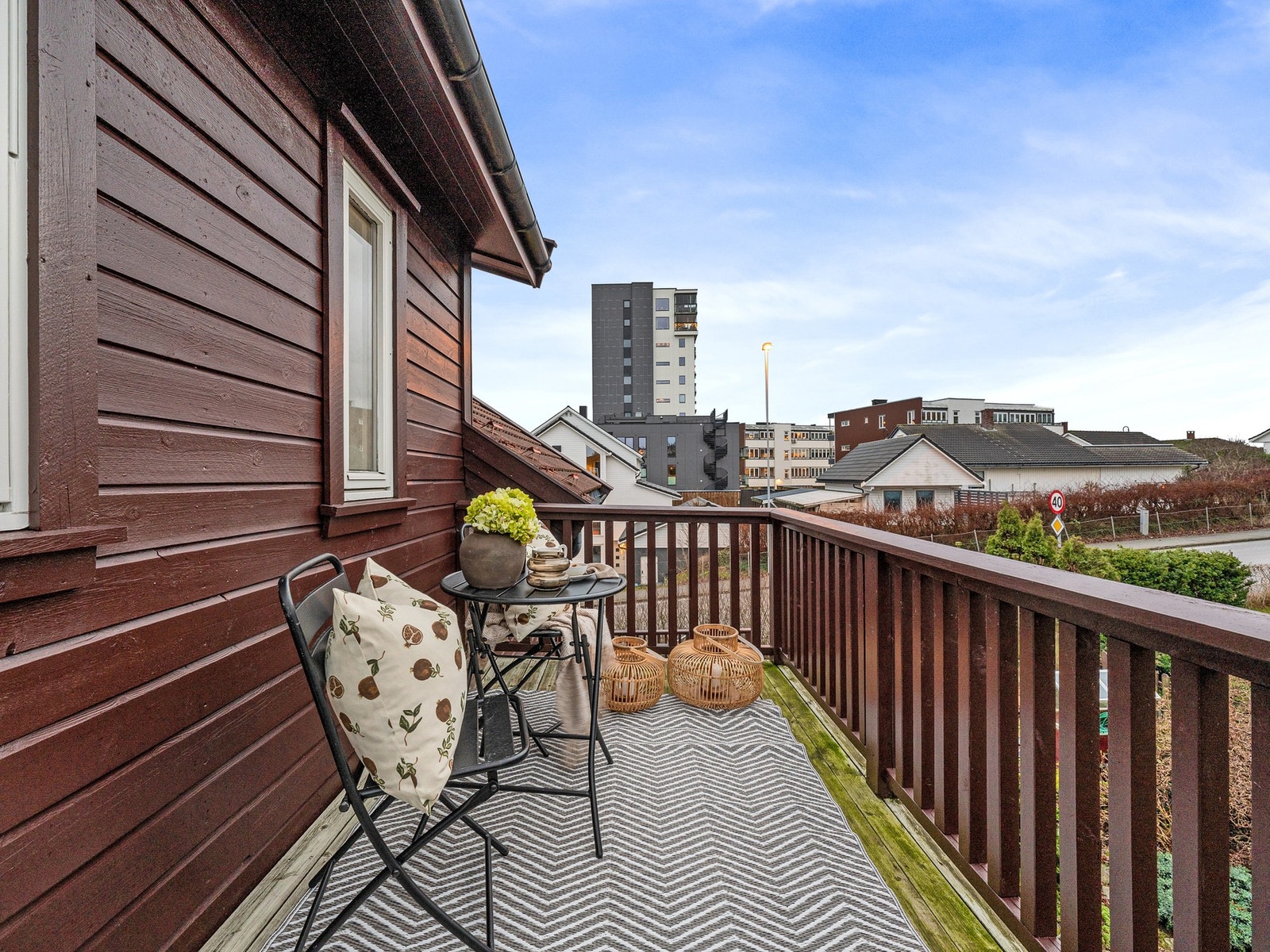 Det er plass til en sittegruppe og grill Galleribilde