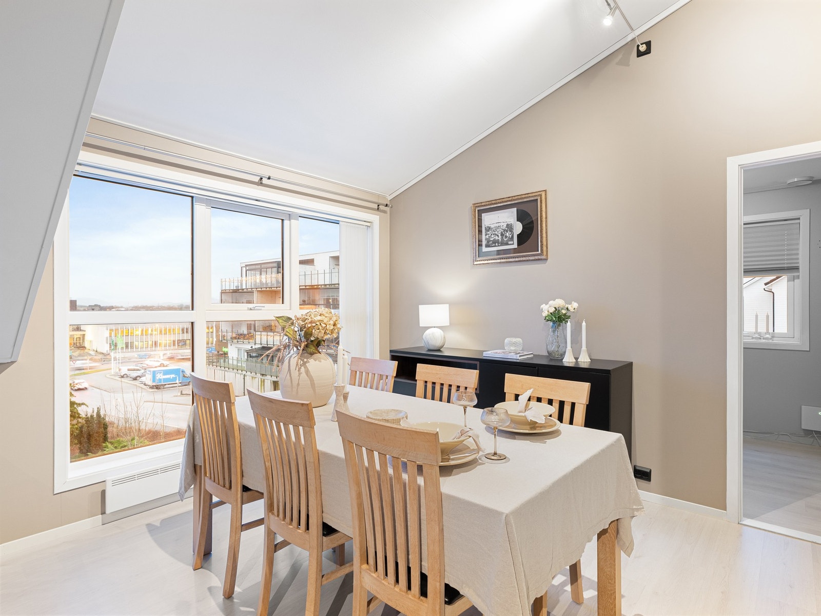 Fra stuen er det flott utsikt mot nord Galleribilde