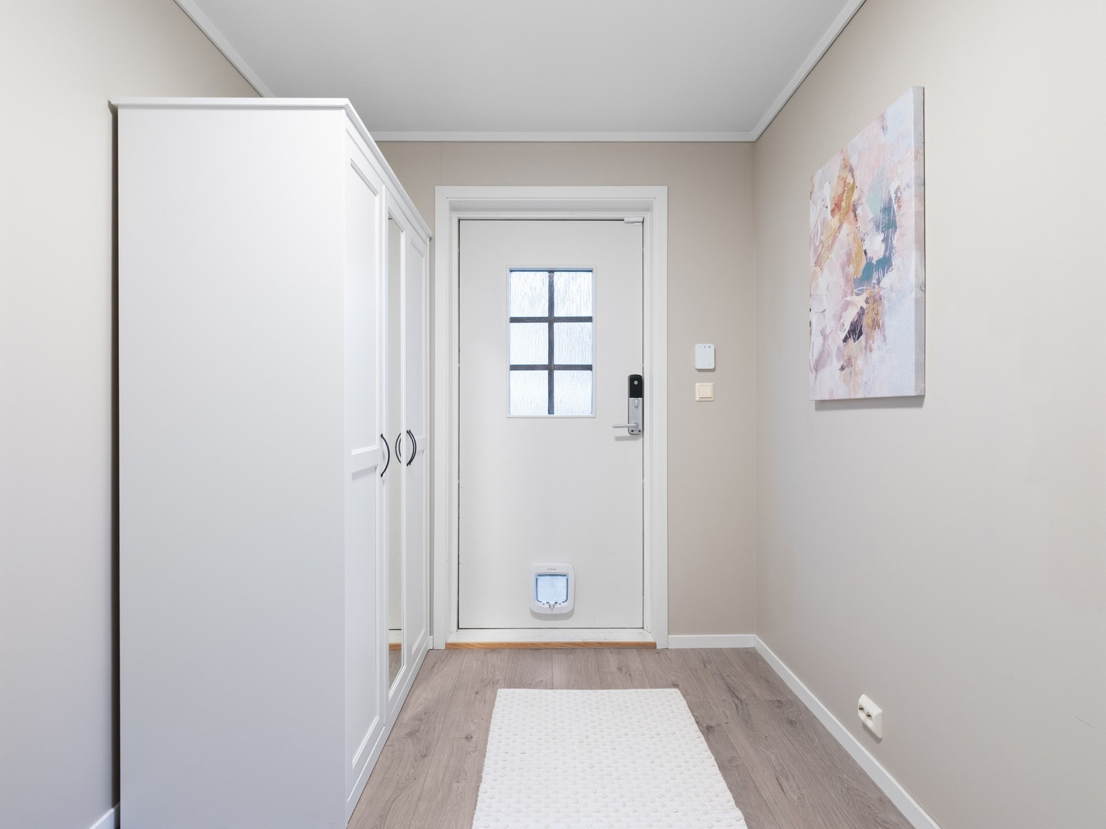 Entre/gang med plass til diverse oppbevaringsløsninger for yttertøy og sko. Galleribilde