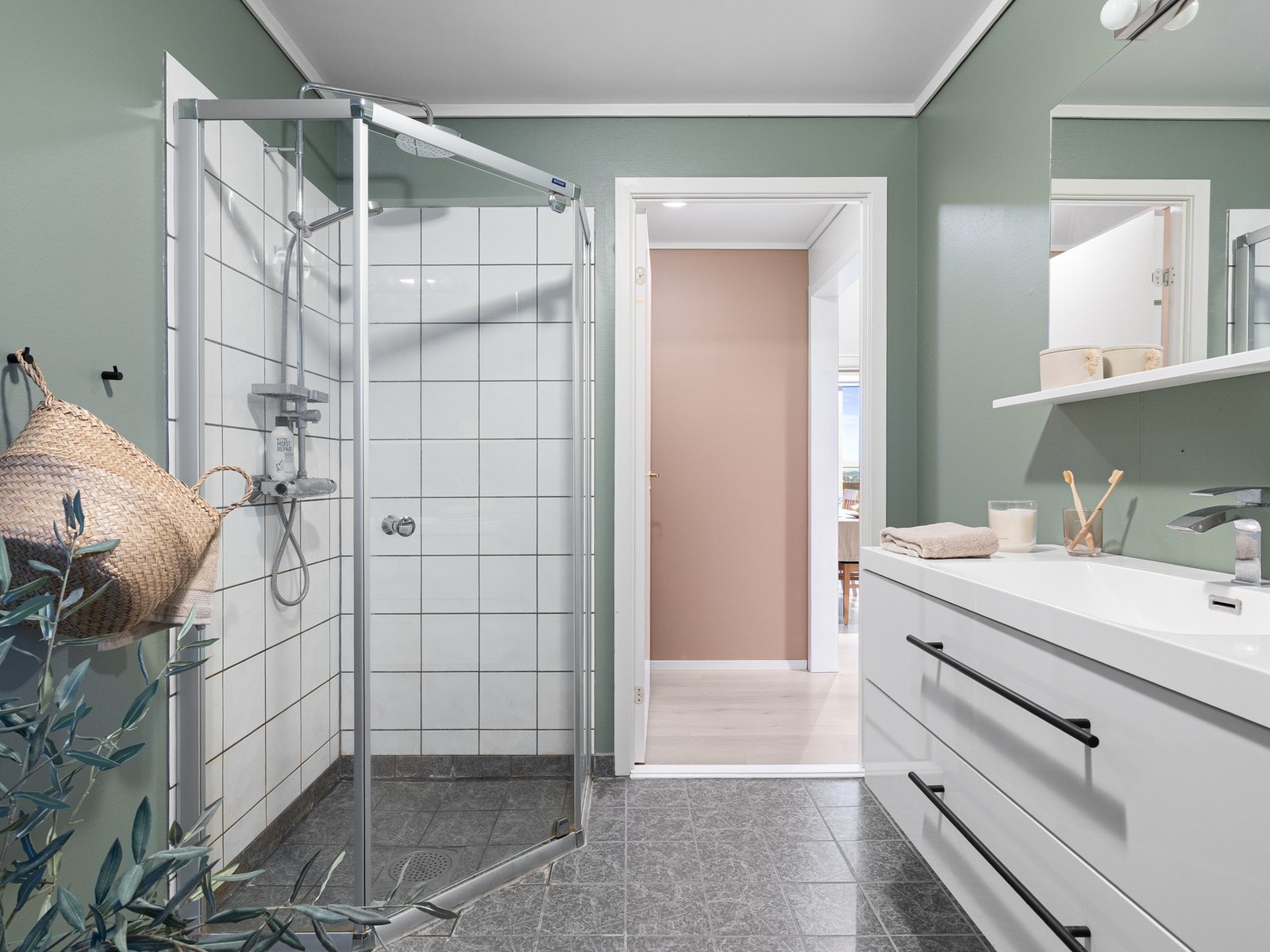 Romslig bad med fliser på gulv og i dusjnisje Galleribilde