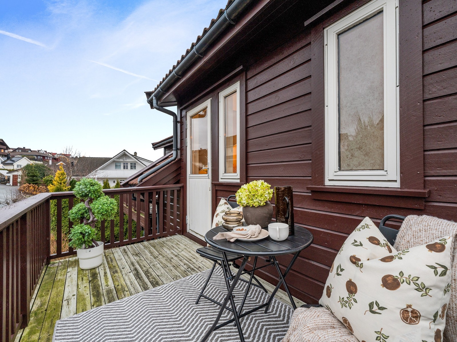 Balkongen er vendt mot sørvest og har gode solforhold Galleribilde