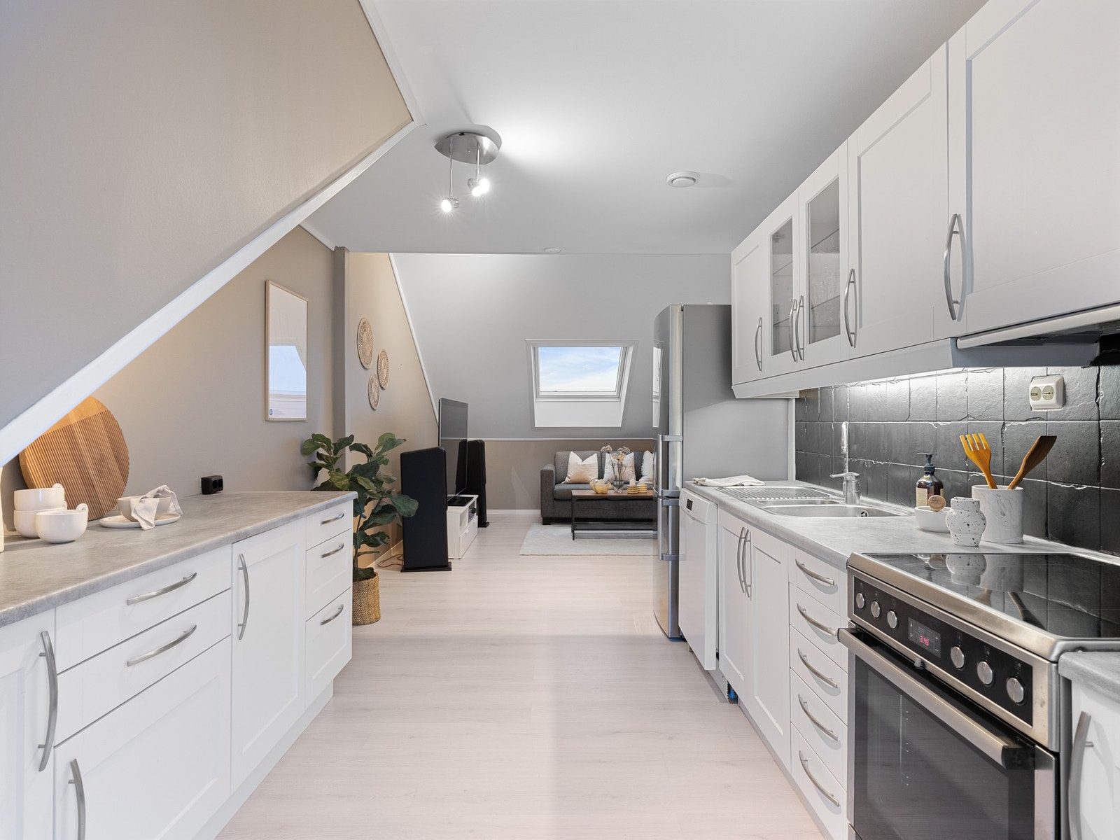 Hvitt kjøkken med god skap- og benkeplass Galleribilde