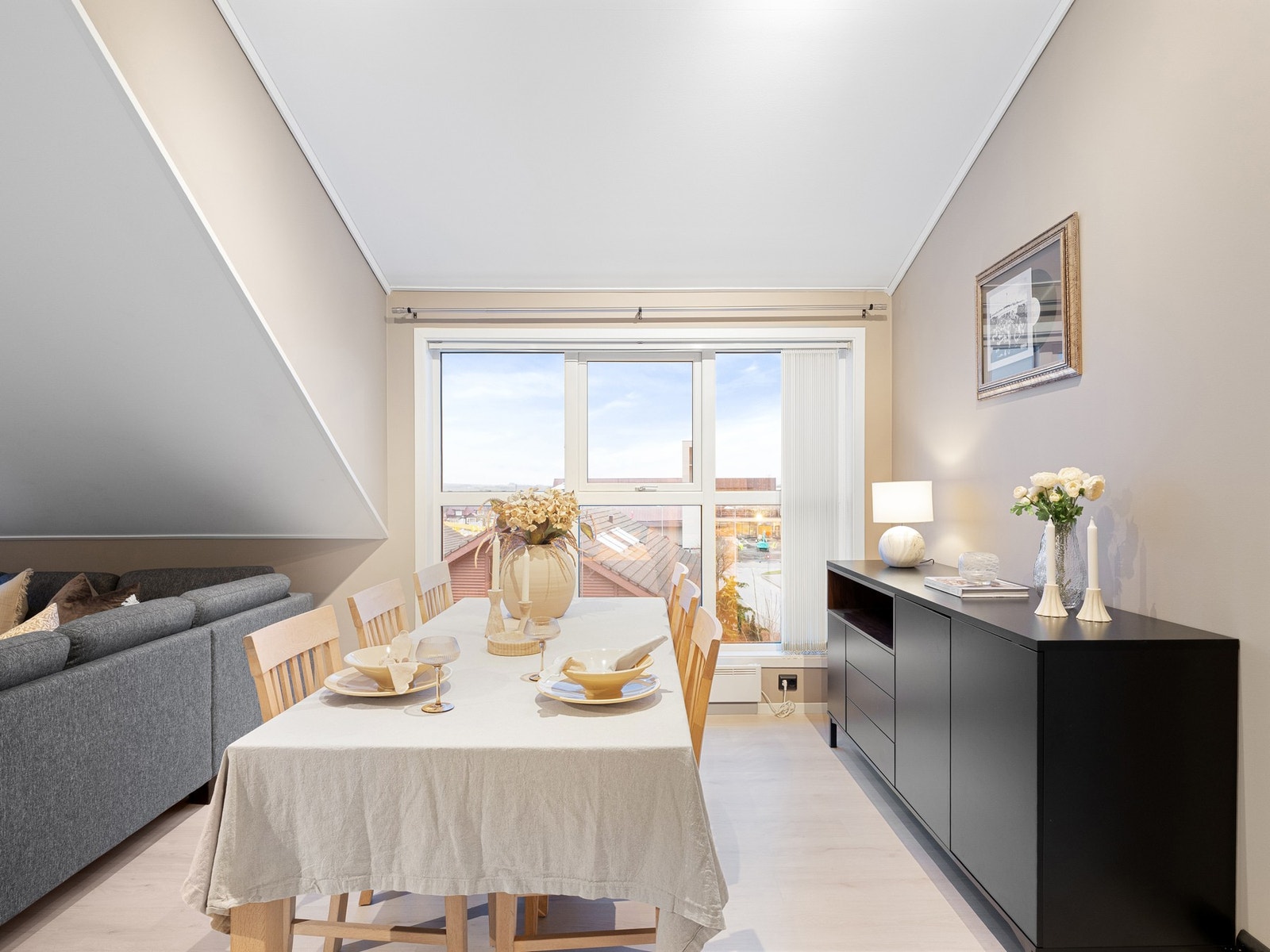 Store vindusflater sikrer stuen godt med naturlig lys Galleribilde