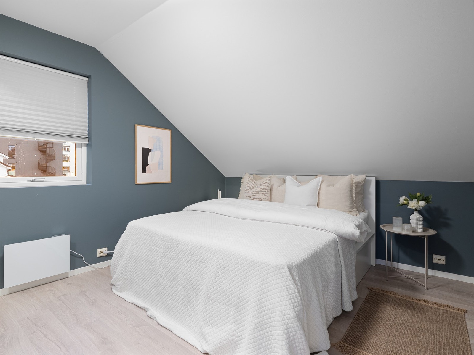 Hovedsoverommet har god plass til dobbeltseng, nattbord og garderobeskap Galleribilde