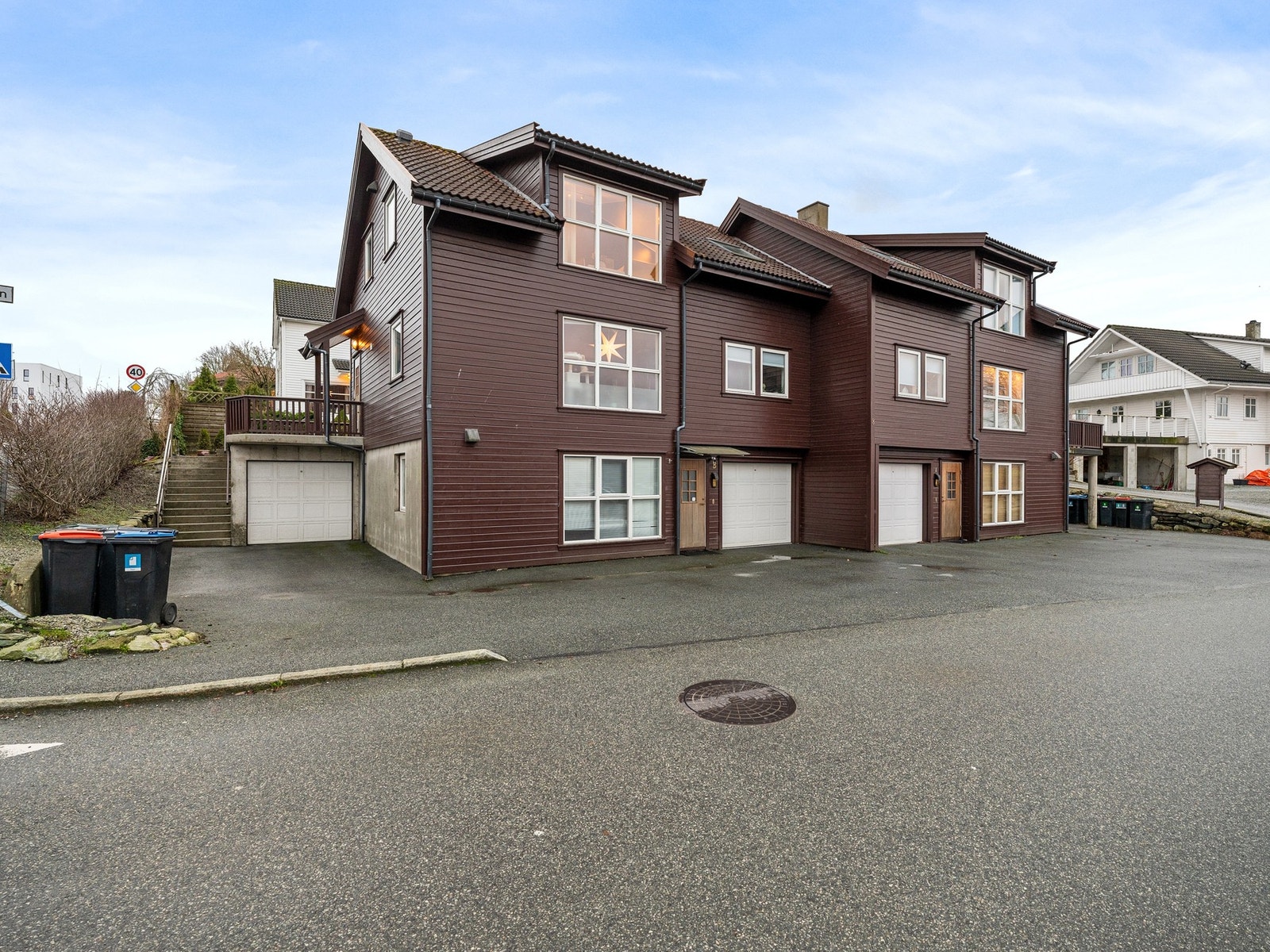 Gode parkeringsmuligheter på fremsiden og romslig garasje med god takhøyde Galleribilde