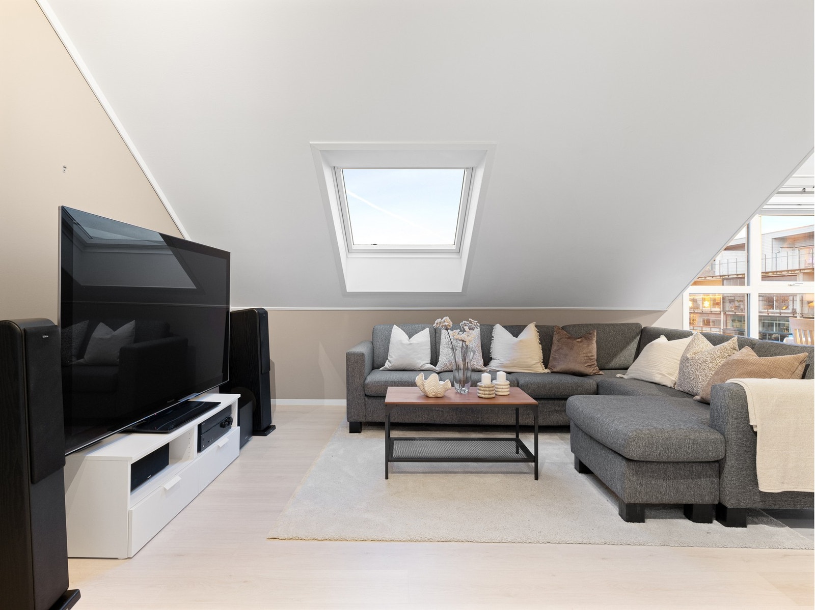 Leiligheten er malt i tidsriktige farger og fremstår moderne Galleribilde