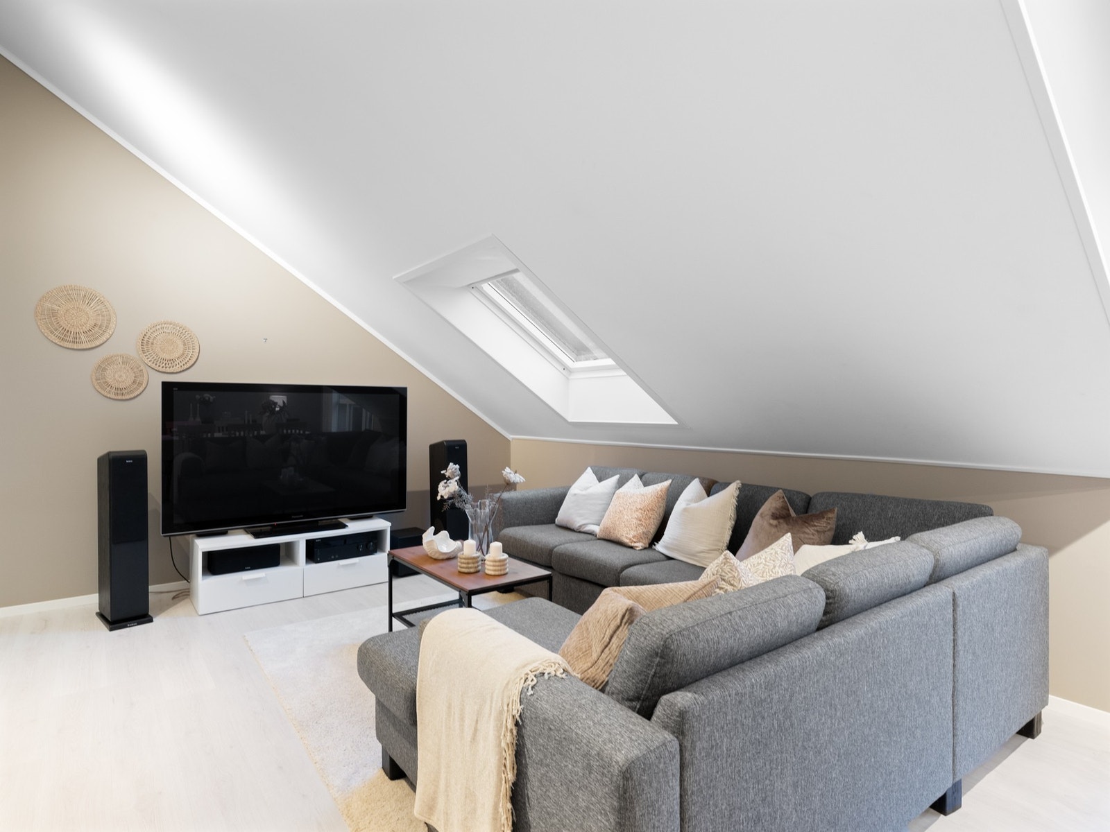 Naturlig plass til sittegruppe og tv-seksjon Galleribilde