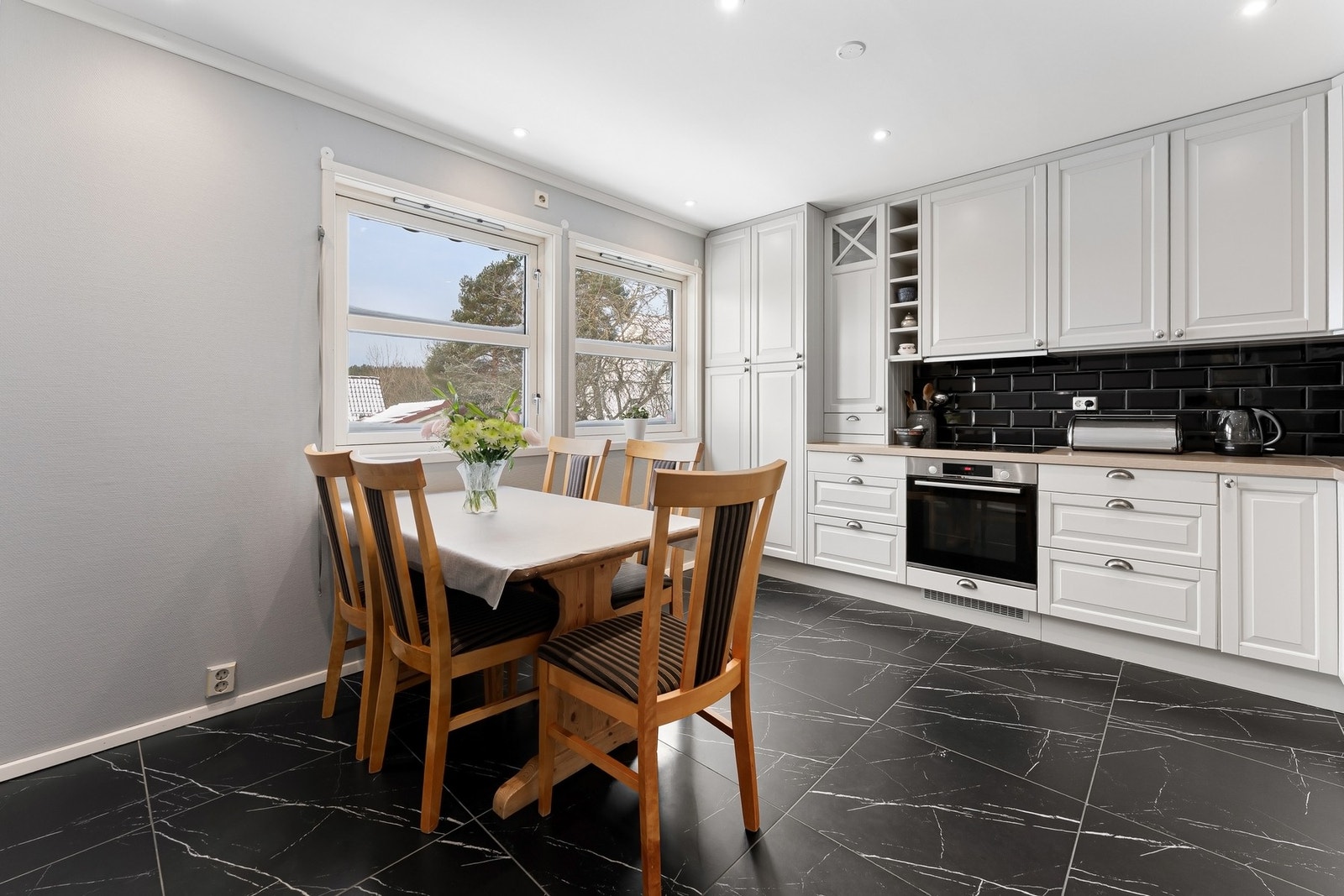 Moderne kjøkkeninnredning med integrerte hvitevarer Galleribilde