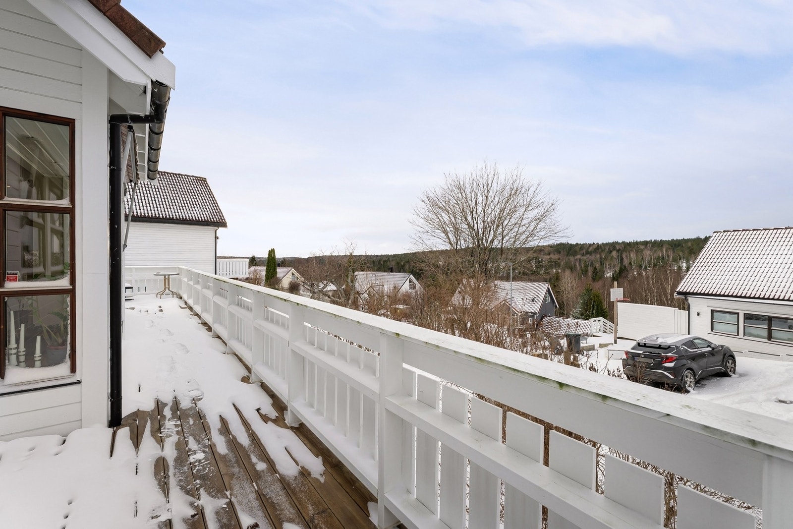 Fra stuen er det utgang til en romslig terrasse på hele 62 kvm Galleribilde