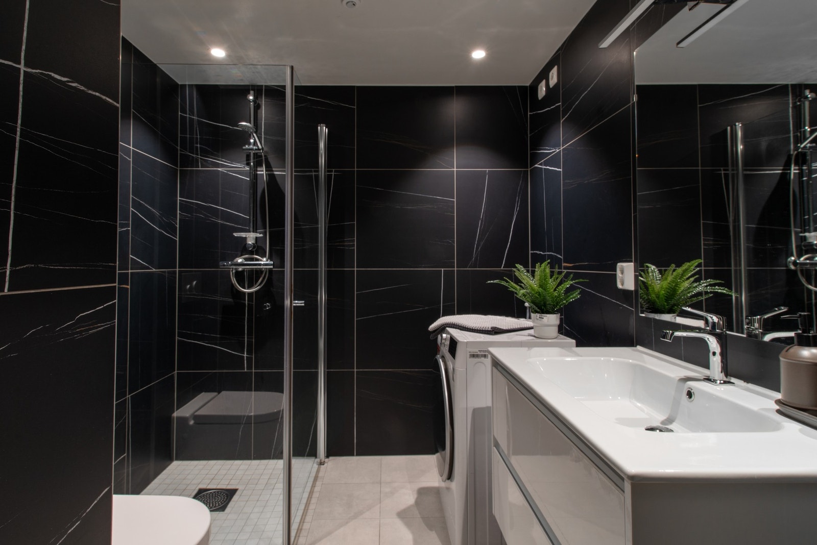 Delikat helfliset bad med lekker innredning. Galleribilde