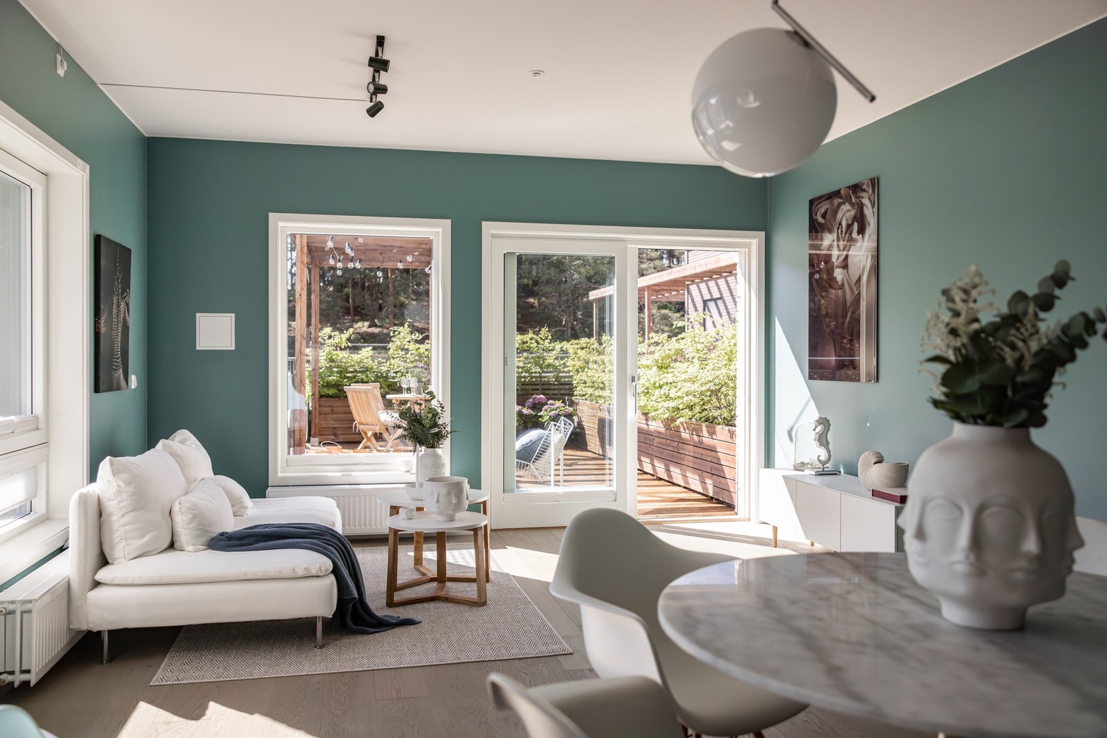 Store vindusflater slipper inn rikelig med naturlig lys. Galleribilde