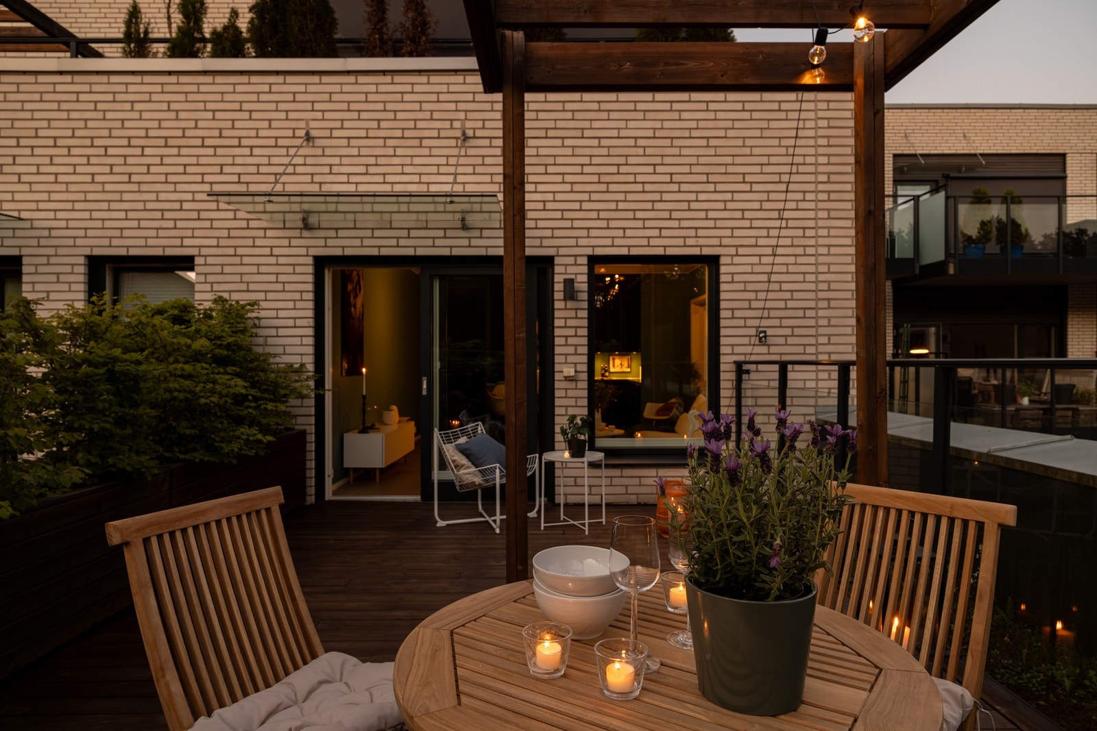 Sømløs overgang mellom inne- og utesone. Galleribilde