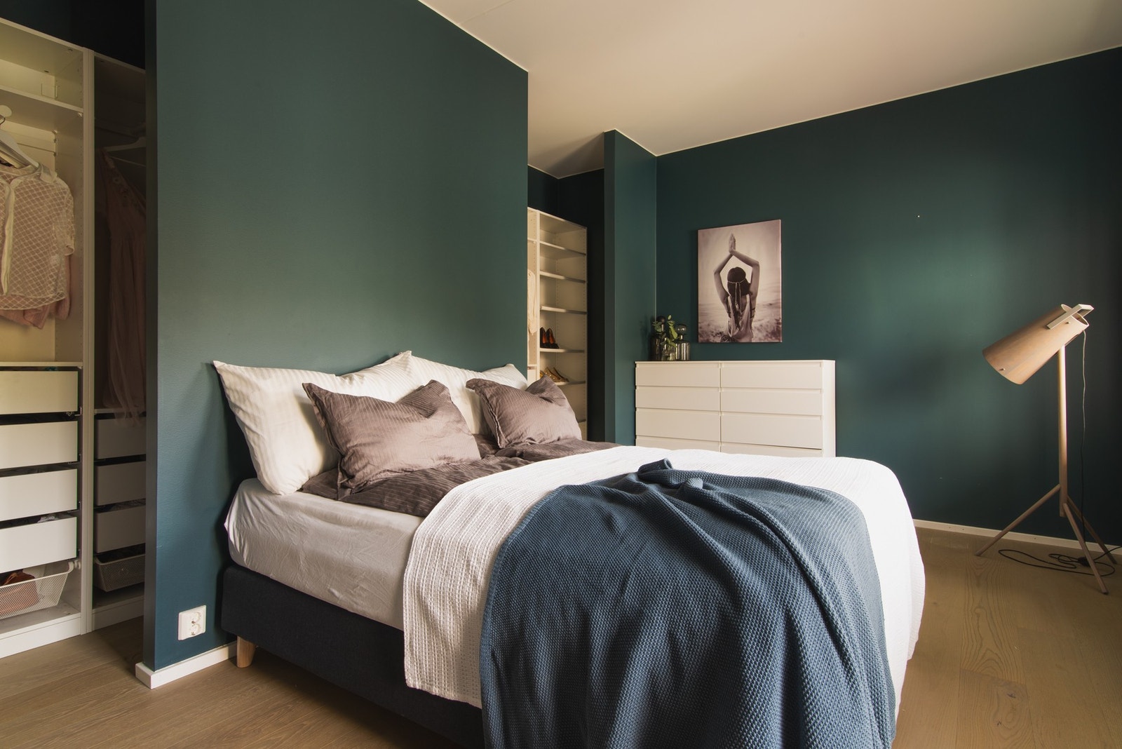 Hovedsoverommet er meget romslig og luftig med god plass til stor dobbeltseng og tilhørende nattbord på hver side. Galleribilde