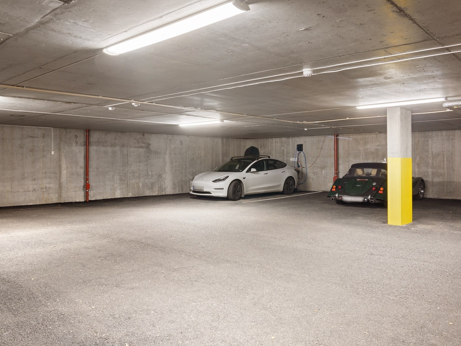 Fast parkeringsplass med elbillader. God intern plassering på enden (A102). Galleribilde