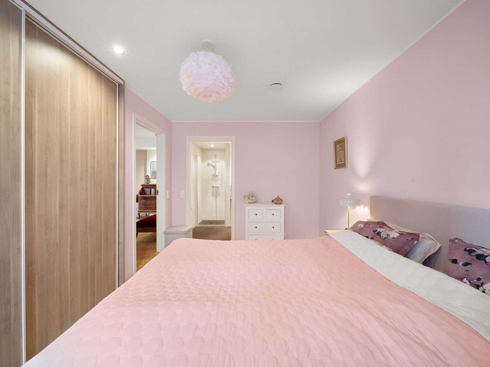 Hovedsoverom er tilknyttet eget baderom. Galleribilde