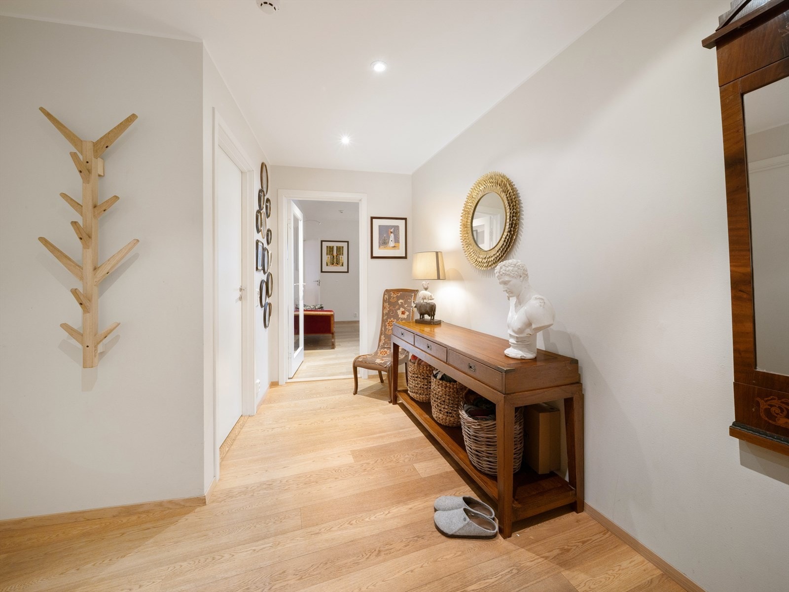 Innbydende og romslig entré med plass til å henge fra seg yttertøy og sette fra seg sko. Galleribilde