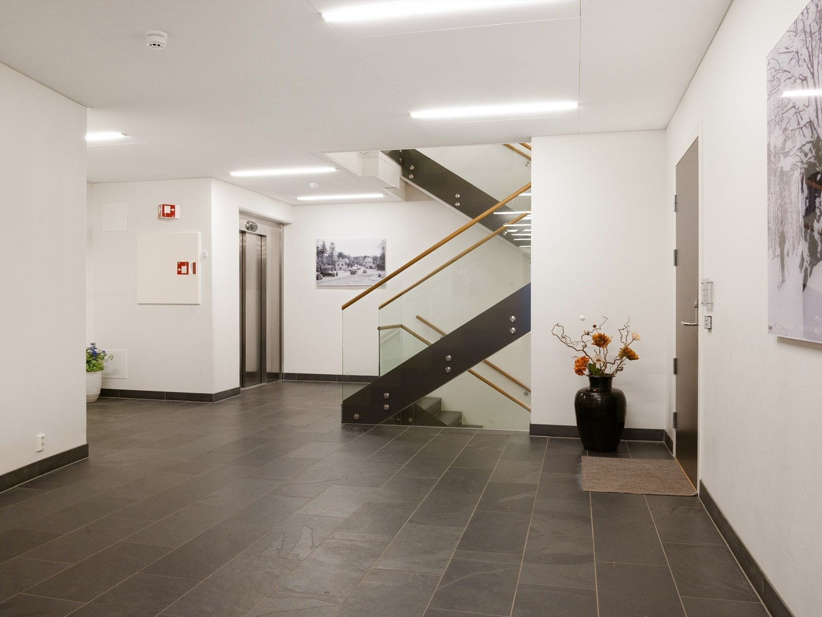 Leiligheten ligger i byggets 1. etasje og har enkel trappefri adkomst via fellesområde eller heis fra garasjeanlegg. Galleribilde