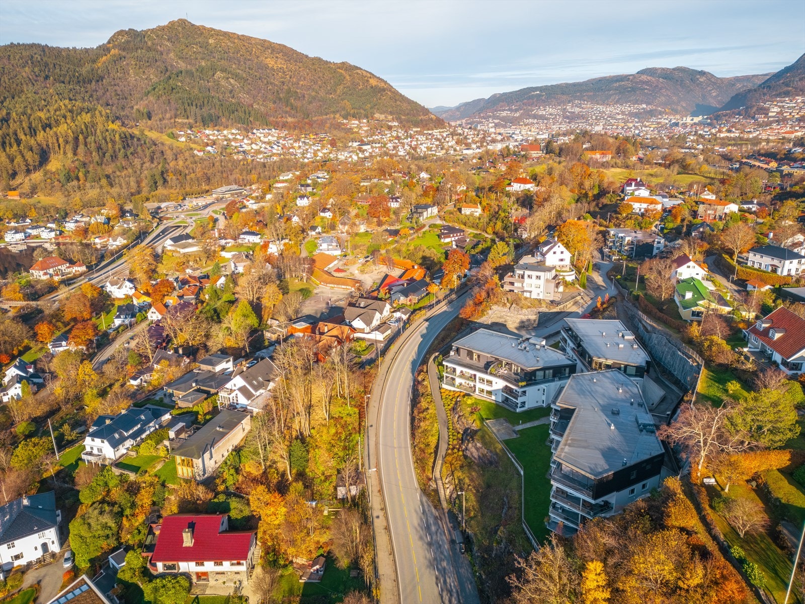 Her bor man i nærhet til dagligvarebutikker, idylliske turstier, samt kort avstand til Bergen sentrum. Galleribilde