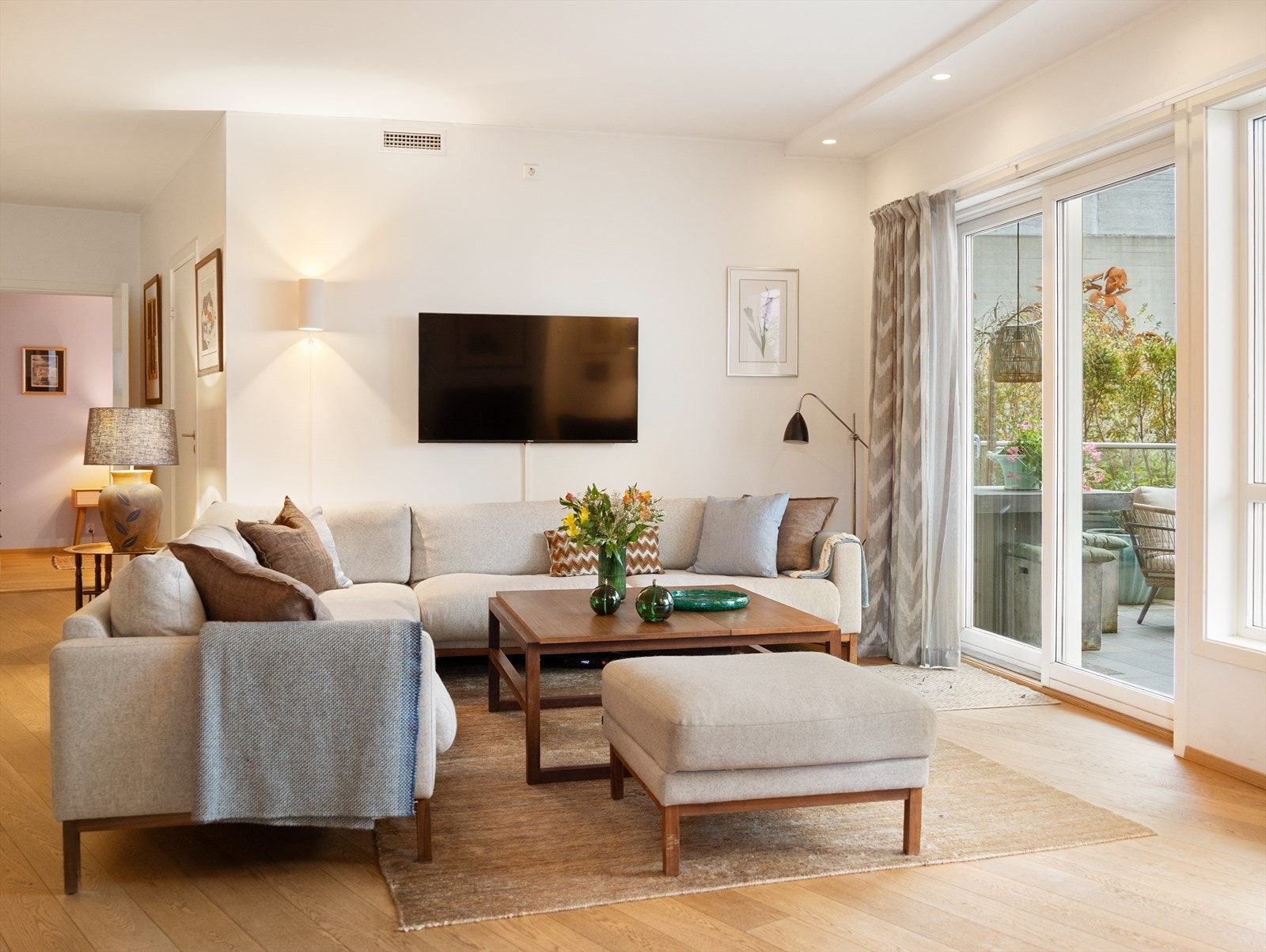 Fra stuen er det utgang til herlig terrasse hvor man kan nyte fine dager. Galleribilde