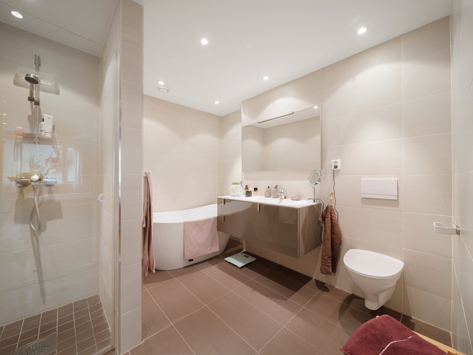 Badet er romslig og helfliset med både dusjnisje og badekar. Galleribilde