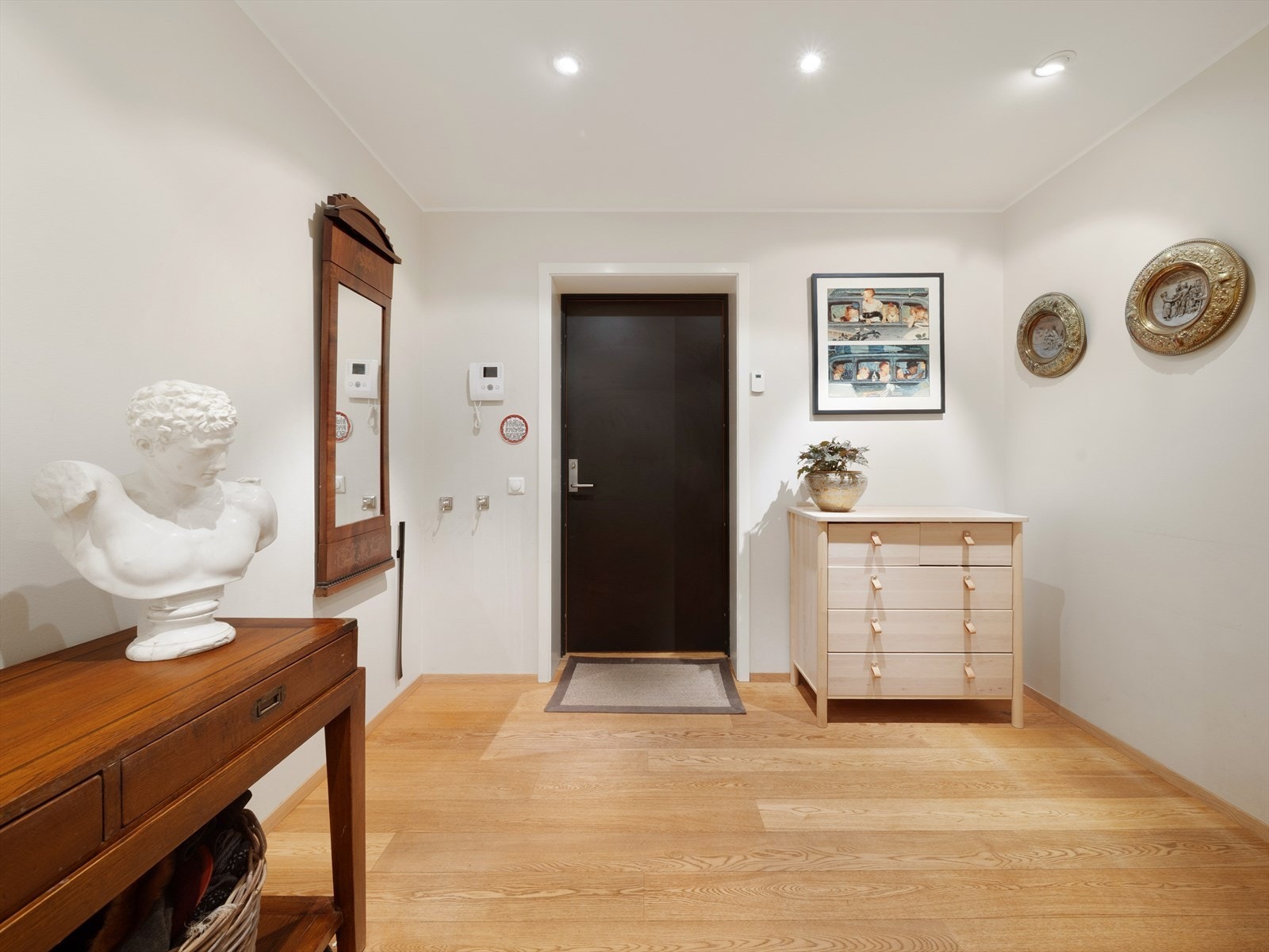 Innbydende og romslig entré med plass til å henge fra seg yttertøy og sette fra seg sko. Det er også en innvendig bod / teknisk rom (se planskisse). Galleribilde