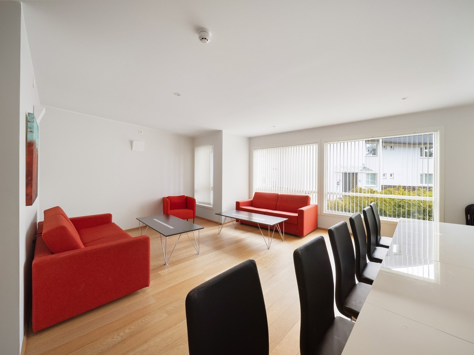 Sameiet har en felles leilighet som er disponibel for leie om man har gjester. Leiligheten ligger i samme etasje i Storetveitvegen 152. Galleribilde