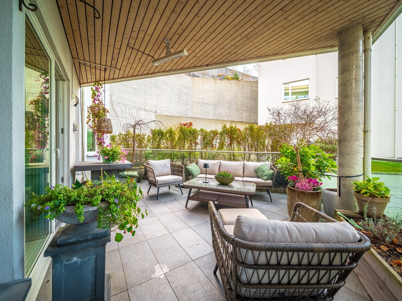 Stor og delvis overbygget terrasse byr på gode møbleringsmuligheter. Galleribilde