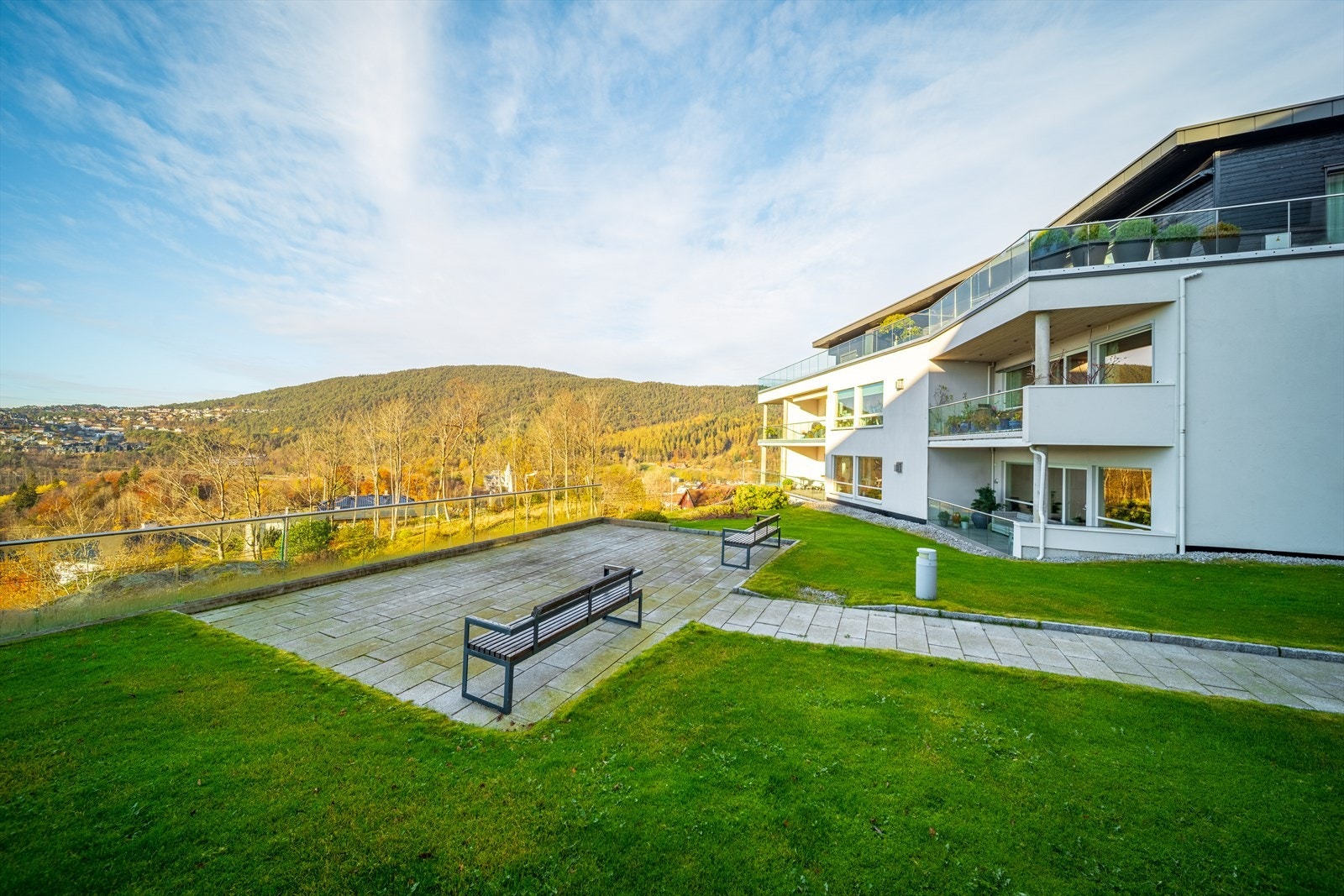 Her er også flere sittegrupper og grøntareal på eiendommen. Galleribilde