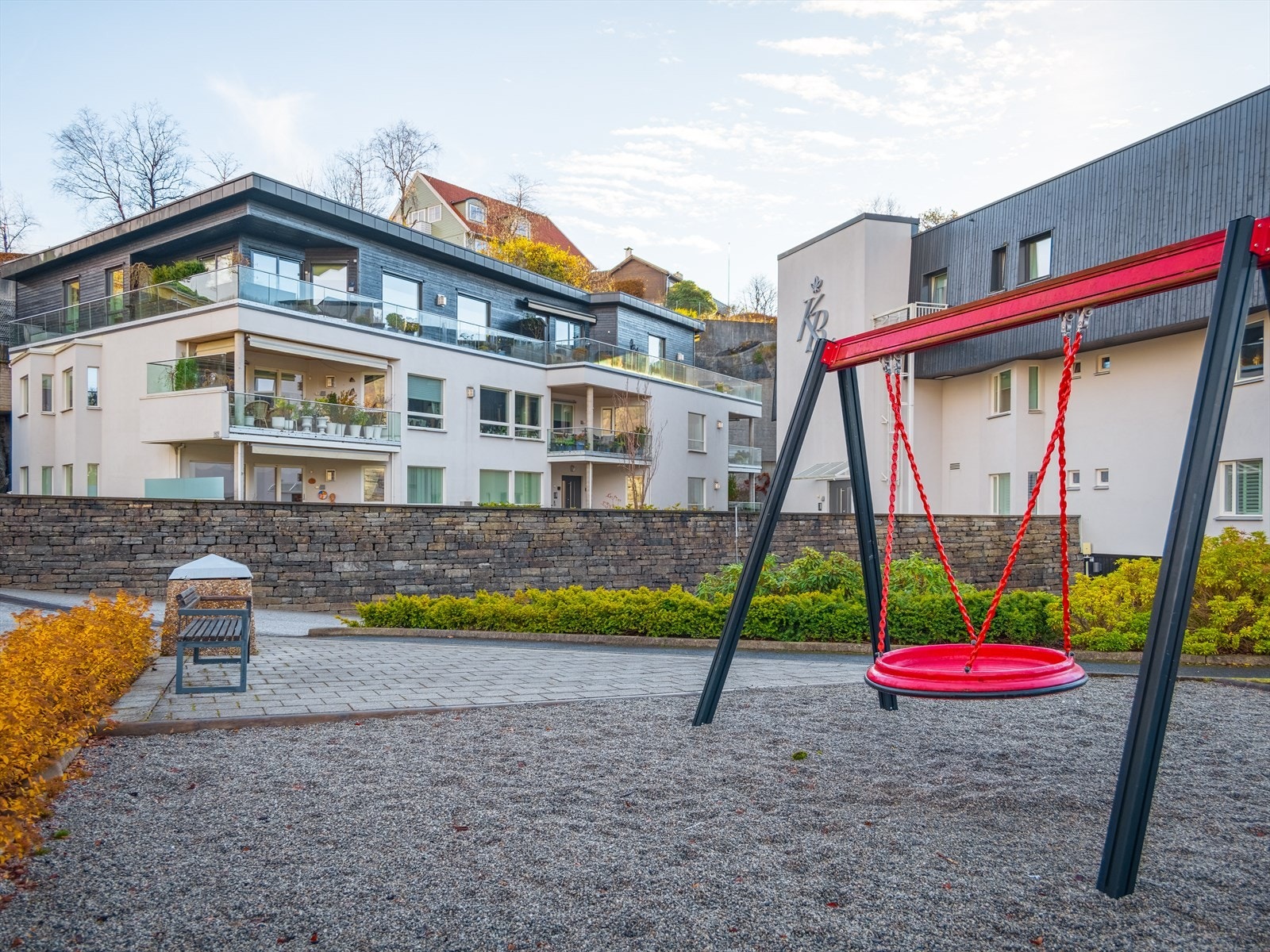 Sameiet har et standsmessig og flott opparbeidet fellesareal med blant annet lekeplass. Galleribilde