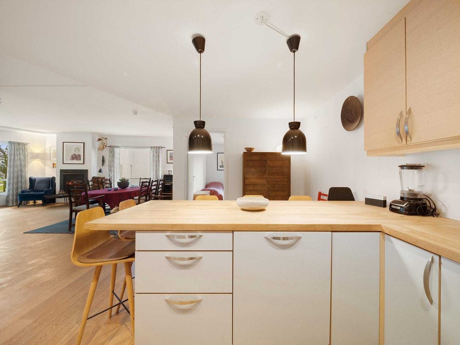 Kjøkkenhalvøy gjør det enkelt å holde selskap med gjestene underveis i matlagingen, samt sittemuligheter. Galleribilde