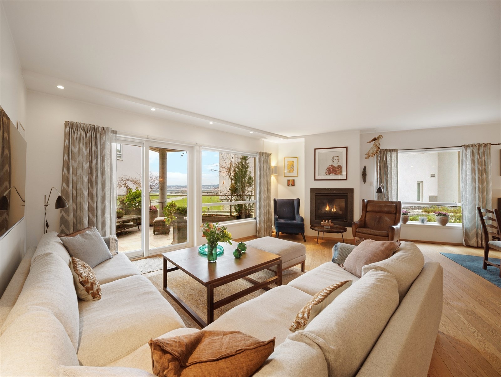 Flott utsikt fra stuen. Leiligheten har 1-stavs eikeparkett på gulv og slette vegger med lyse farger. Galleribilde