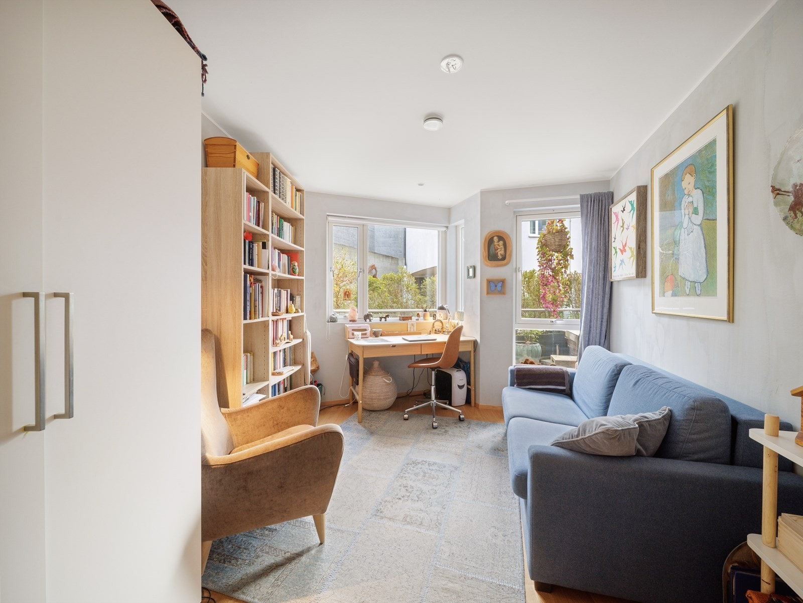 Soverom nr. 2 er også av god størrelse med plass til seng, nattbord og ellers ønsket møblement. Galleribilde