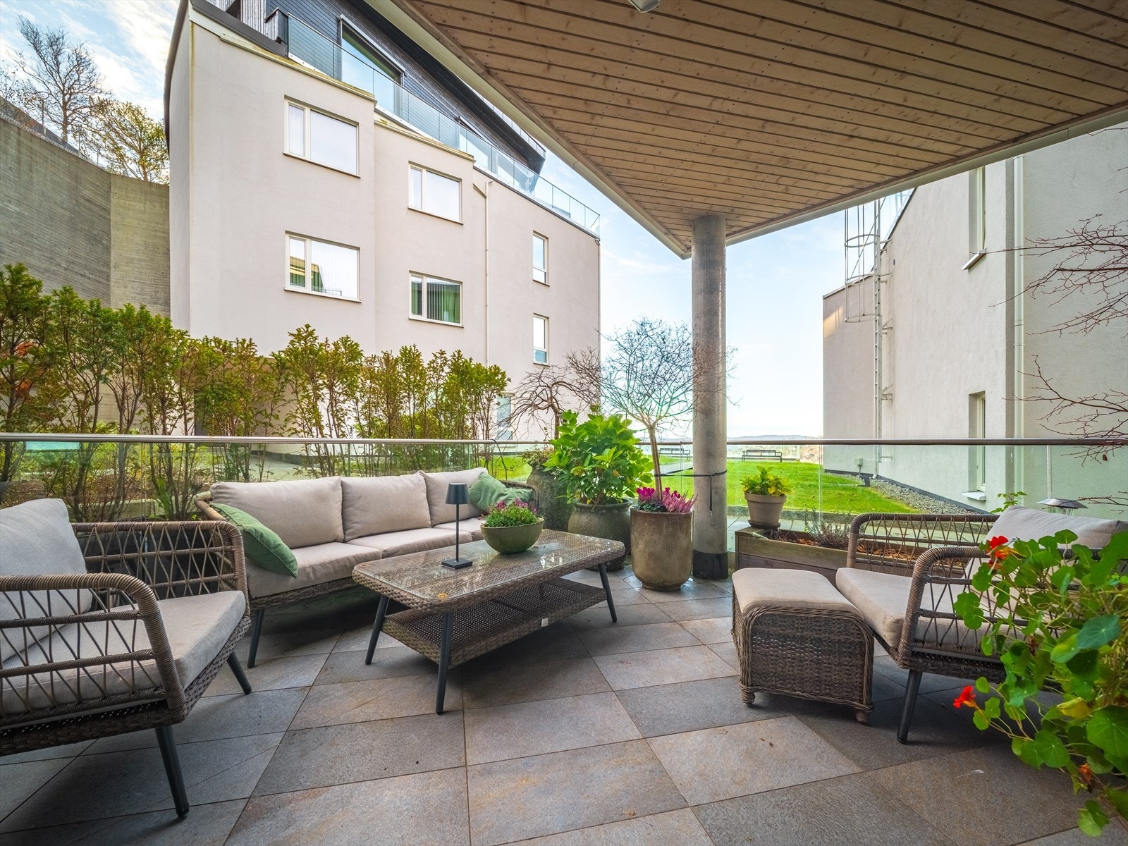 Det er i følge selger sol fra ca. 10-18 midtsommers. Her kan man lage en herlig oase med ulik beplantning / innredning. Galleribilde