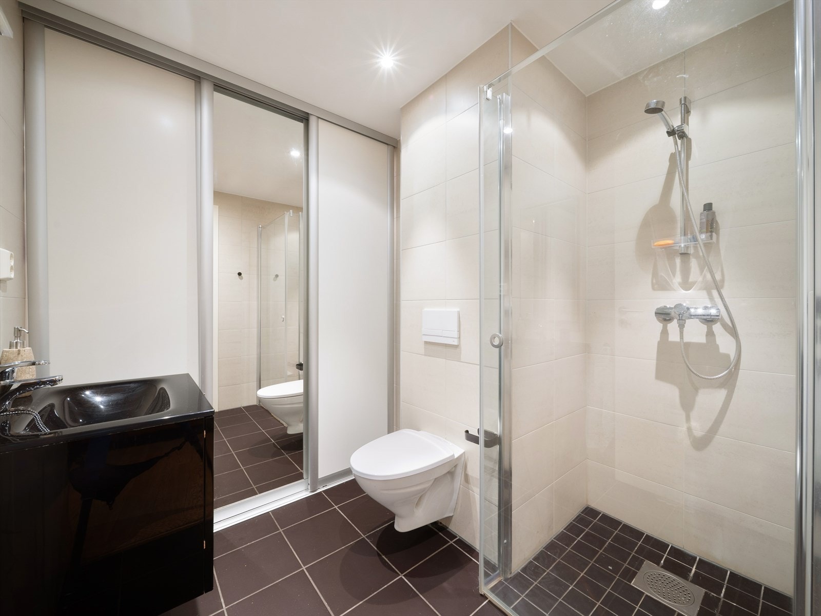 Bad nr. 2. Her er det også skyvedører med god plass til oppbevaring og opplegg for vaskemaskin. Galleribilde