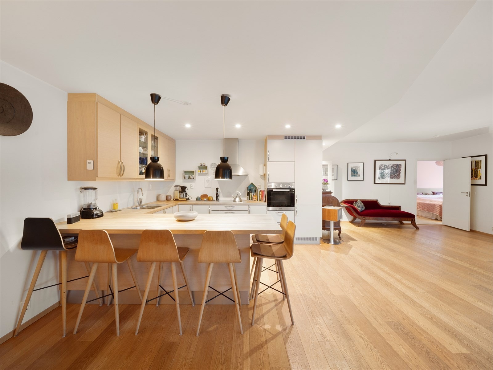 Tidløst og moderne kjøkken med slette fronter og benkeplate av heltre. Galleribilde