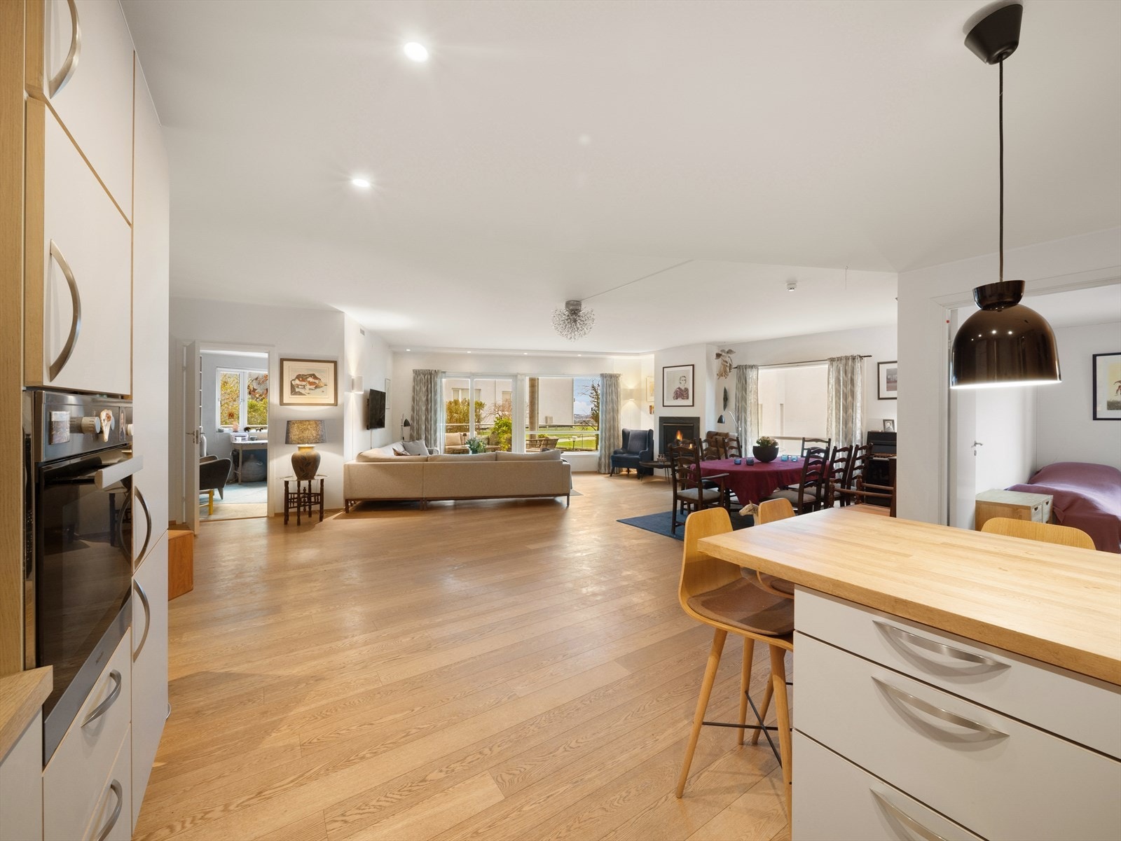 Leiligheten er meget romslig og stue-/kjøkkendel utgjør hele 82 m²! Galleribilde