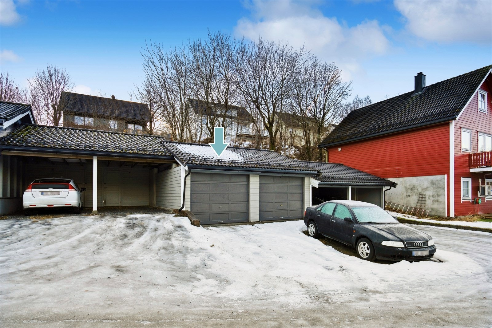 Leiligheten har parkering i garasje, samt foran garasje. Galleribilde