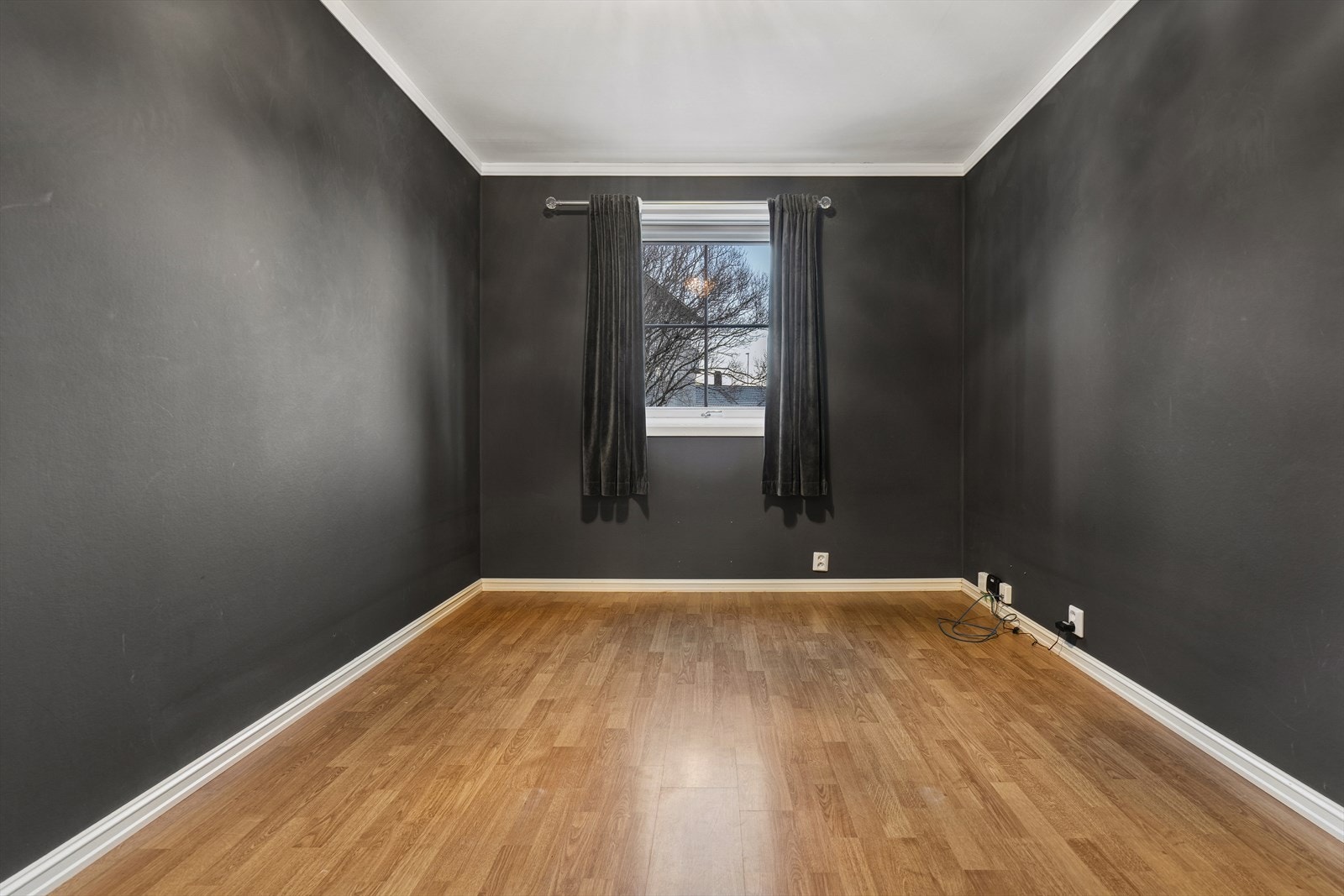 Her er det god plass for dobbeltseng, garderobeskap og nattbord. Galleribilde