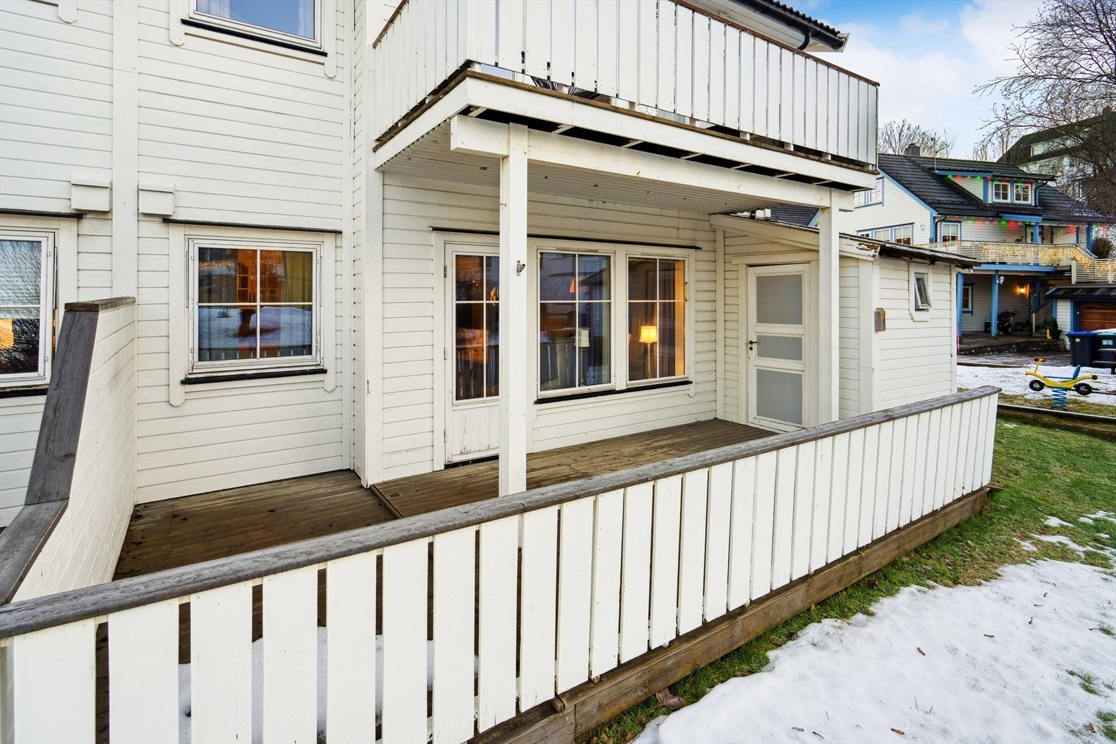 Utgang til bakkeplan fra terrassen. Galleribilde