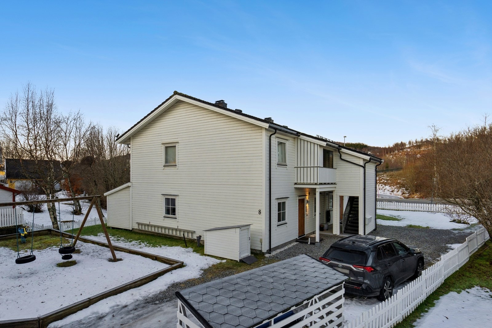 Fasade med eget skur for robotgressklipper. Galleribilde