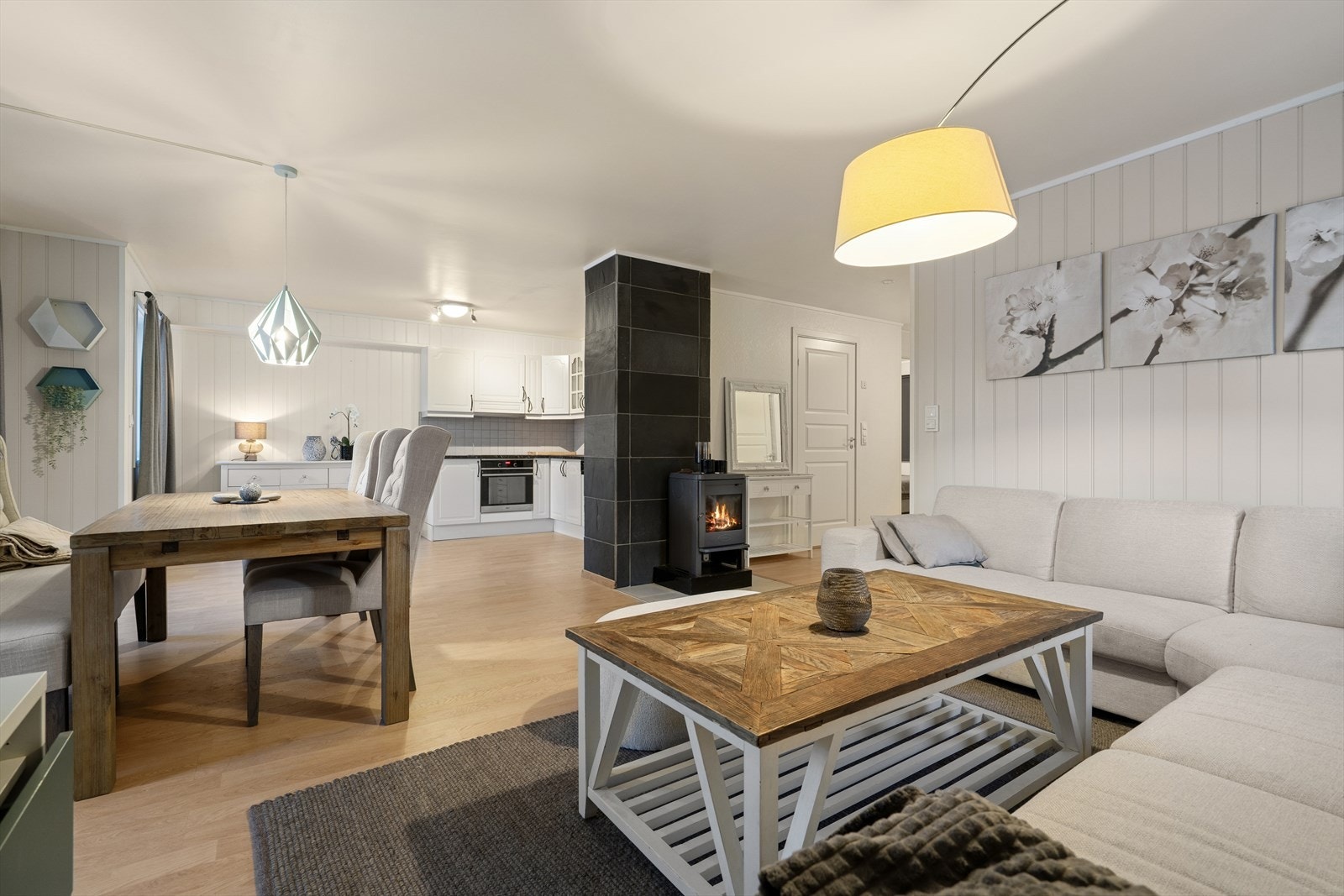 Stor leilighet med gjennomgående lys og fin standard. Galleribilde